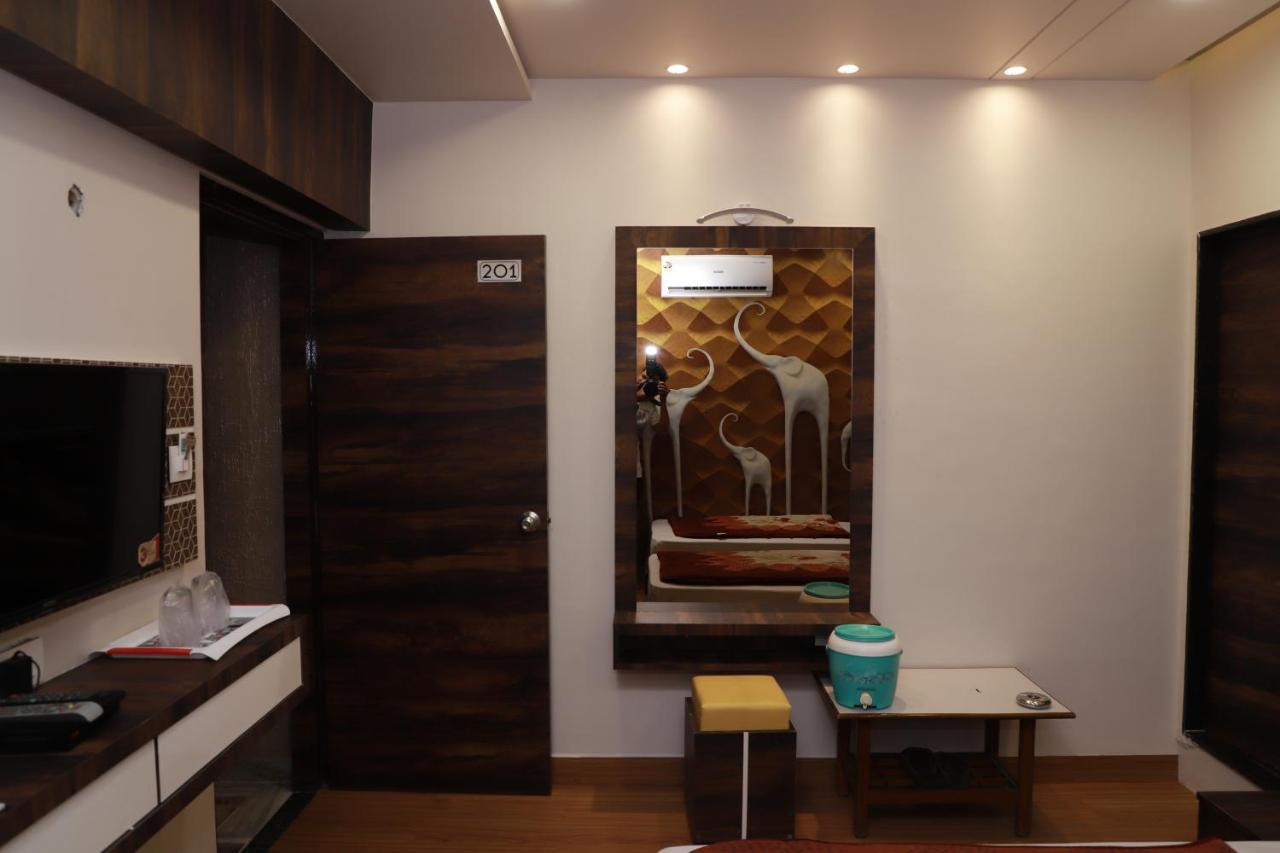 Hotel Darshan Amreli Bagian luar foto
